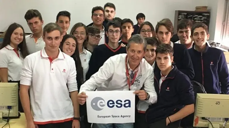 El profesor con sus alumnos en el colegio Salesianos