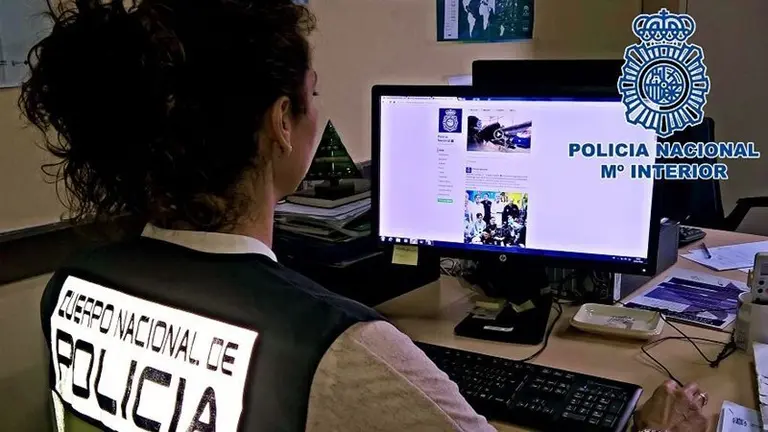 Un agente durante una investigaci&oacute;n. Foto de Archivo