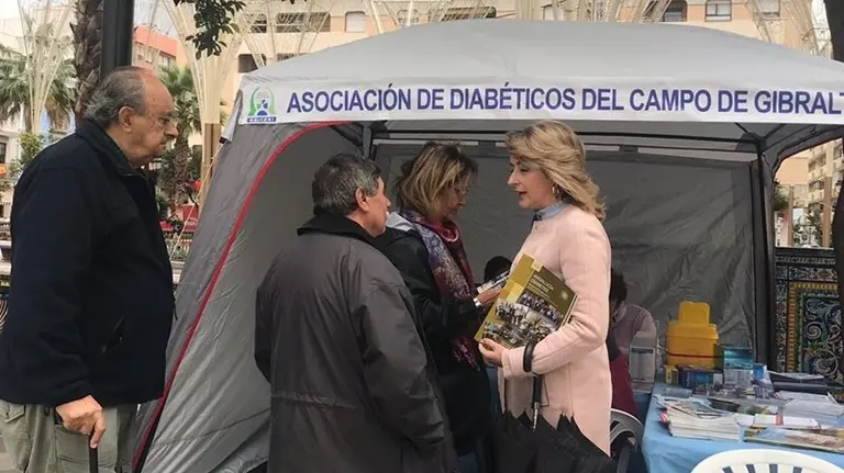 Pintor en el stand de la asociaci&oacute;n