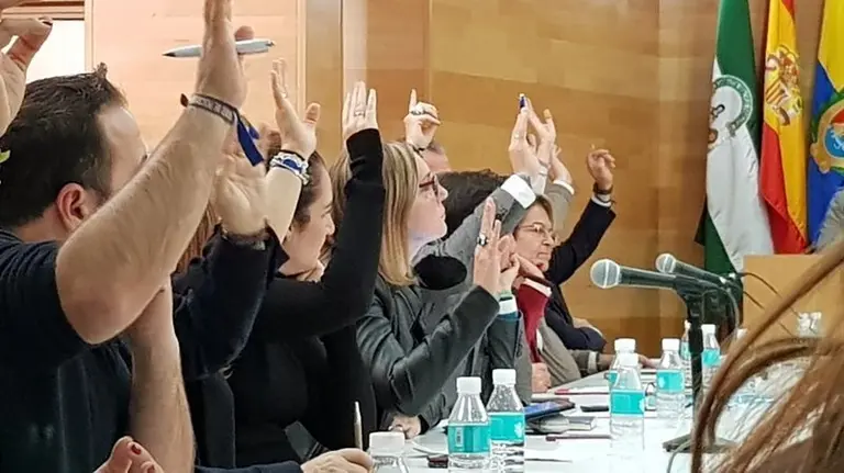 Bancada del PP aprobando los presupuestos