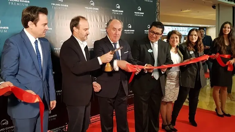 Corte de la cinta inaugural de los nuevos cines