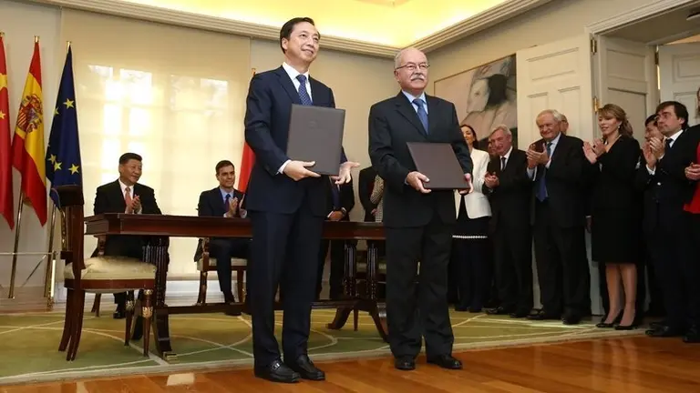 Mao Jianhong y Manuel Mor&oacute;n, con los presidentes como testigos