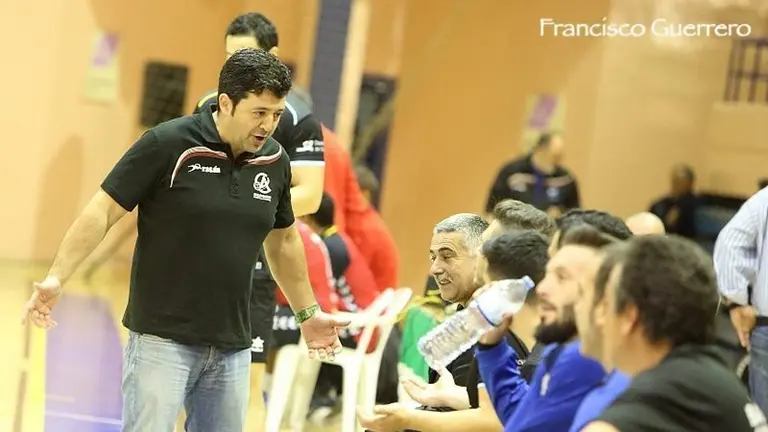 Chano da instrucciones en el banquillo