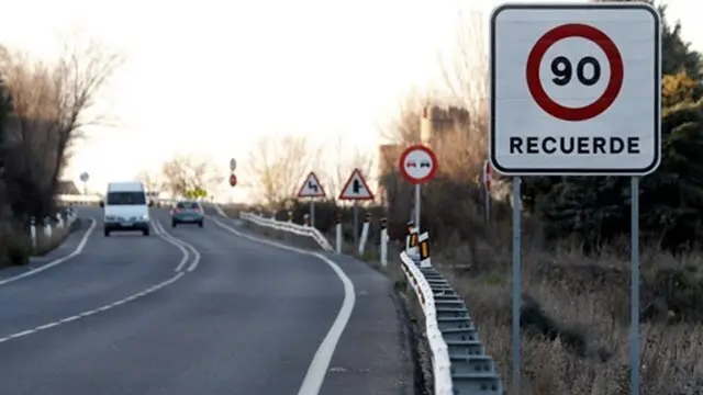 Se&ntilde;al de 90 en una carretera convencional