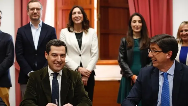 Juanma Moreno y Juan Mar&iacute;n, en el acto de la r&uacute;brica del acuerdo