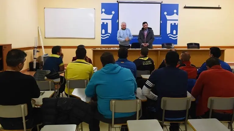 PRESENTACI&Oacute;N EN LA SALA POLIVALENTE DEL NUEVO CURSO DE ENTRENADOR DE F&Uacute;TBOL NIVEL II