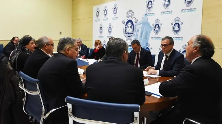 Reuni&oacute;n en la sala de comisiones del Ayuntamiento tren lgeciras linea ferrea