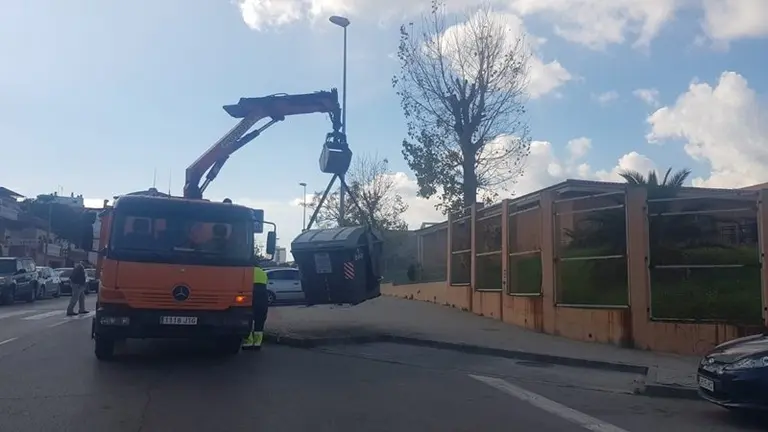 Nuevos contenedores ubicados en el Saladillo, concretamente en la calle Miguel Hern&aacute;ndez