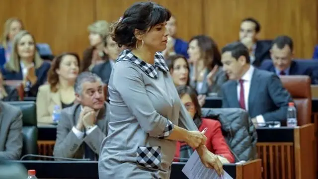 Teresa Rodr&iacute;guez abandonando el palamento