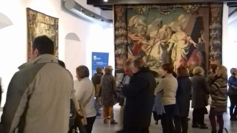 El p&uacute;blico llena la sala de la exposici&oacute;n Algeciras Museo Municipal Barroco Zurbaran