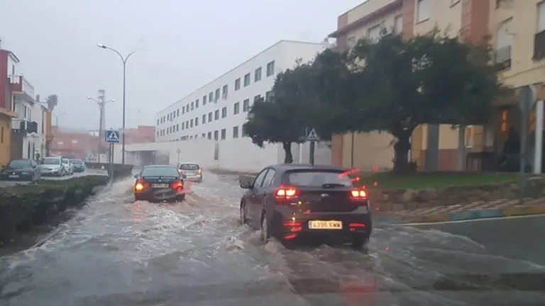 Acumulaci&oacute;n de agua en la avenida Agua Marina