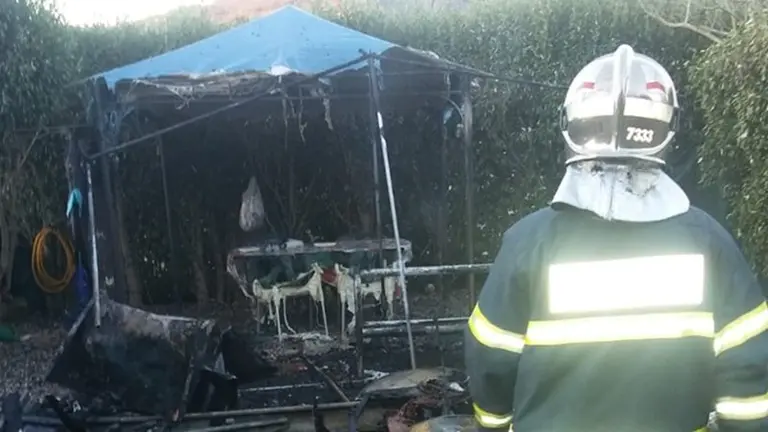 Un bombero mira el escenario del incendio
