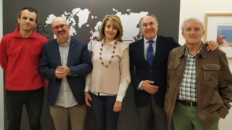Landaluce y Pintor, junto al presidente de UFCA y varios de sus colaboradores