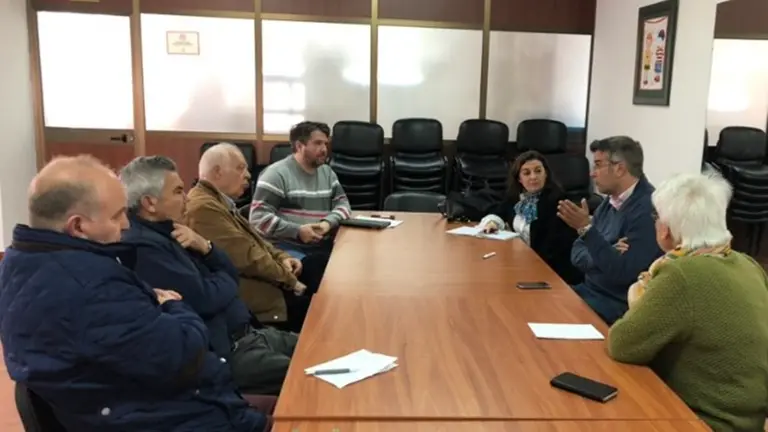 Zarzuela se reune con vecinos del Rinconcillo. Los temas a tratar eran los relativos a la se&ntilde;alizaci&oacute;n, seguridad vial y el tr&aacute;fico que se complica durante los meses de verano