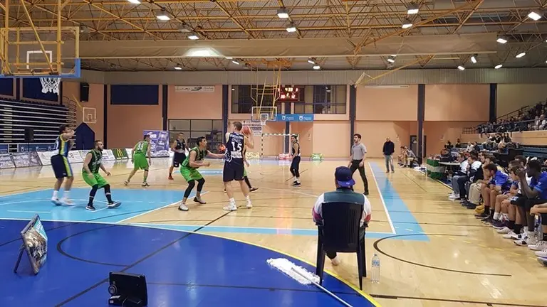 Un momento del partido de UDEA