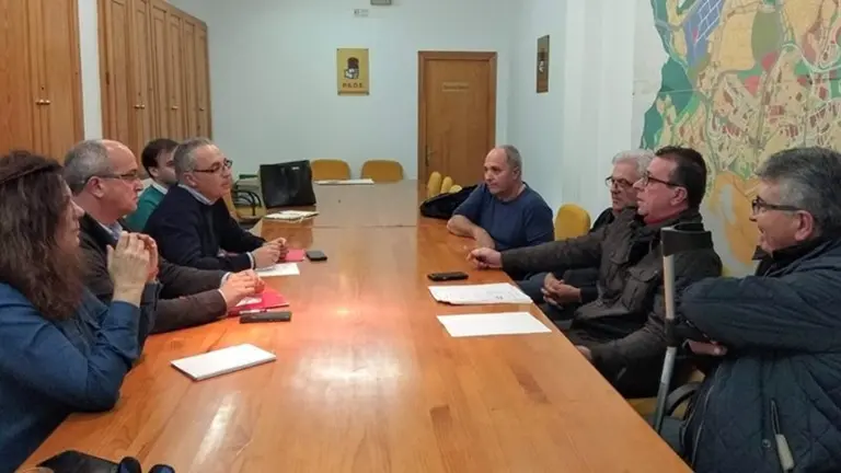 Lozano reunido con los ambulantes del mercadillo