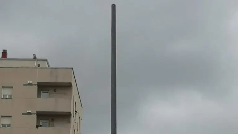 Farola sin luminaria en la calle Jacinto Benavente