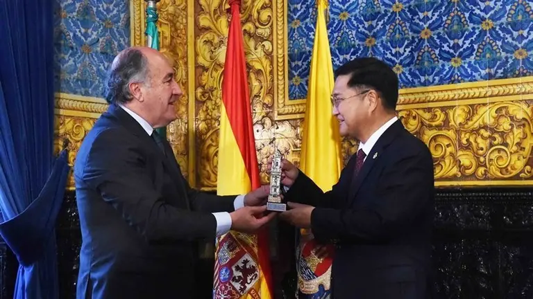 Landaluce entrega un obsequio al embajador de Korea