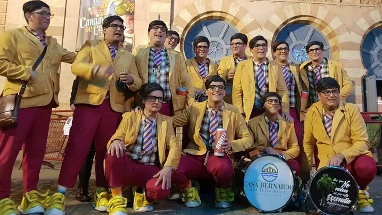 Chirigota del Tini a las puertas del Falla