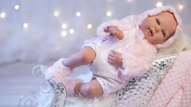 Un bebe reborn