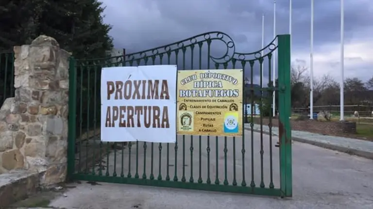 Entrada de las instalaciones del club h&iacute;pico1