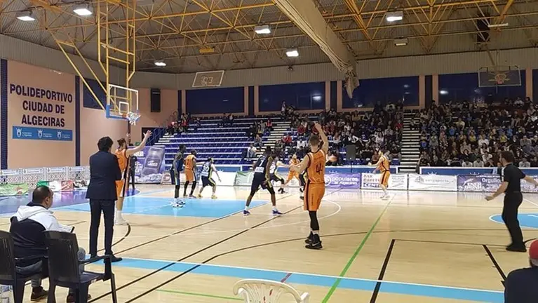 Un lance del encuentro jugado en el Ciudad de Algeciras