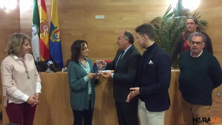 Emy Luna recibe el premio de manos del alcalde, Jos&eacute; Ignacio Landaluce
