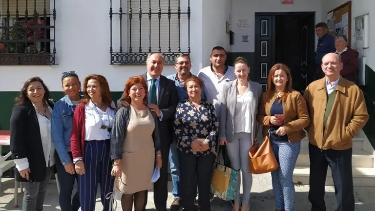 Alcalde y concejales junto a la nueva junta directiva del Embarcadero
