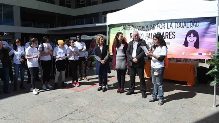 Miembros del gobierno local junto a los organizadores y participantes en esta carrera
