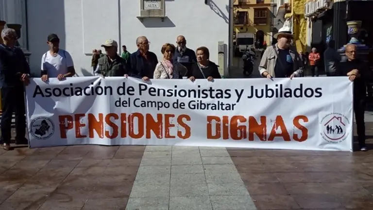 Concentraci&oacute;n de pensionistas y jubilados en la Plaza Alta
