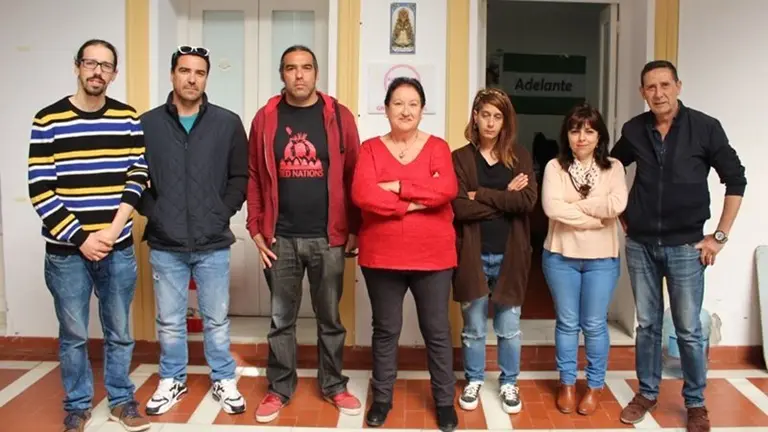 Foto tras la reuni&oacute;n entre Adelante Algeciras y trabajadores de playas