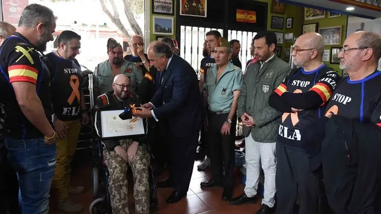Corzo recibe el carnet de legionario de honor