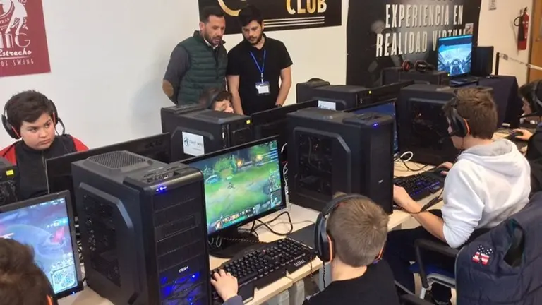 El delegado municipal, durante su visita al encuentro de videojuegos