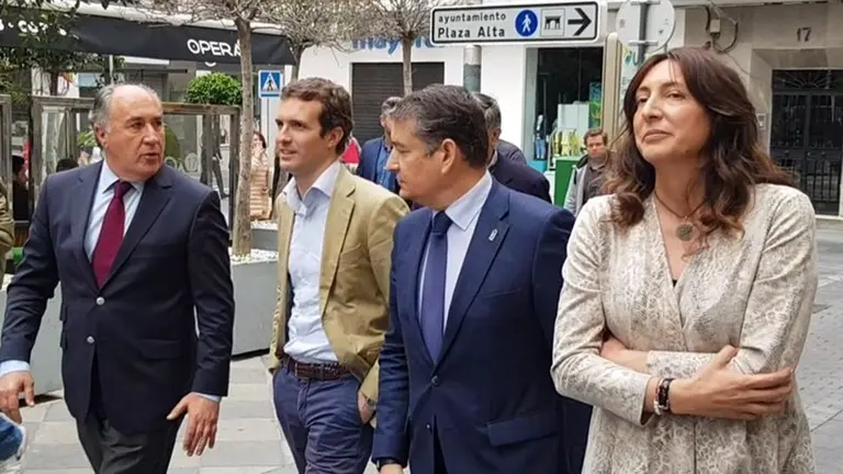 Landaluce junto a Casado, paseando por Algeciras