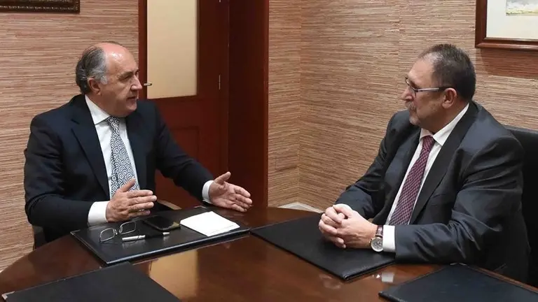 El alcalde y el nuevo Gerente en un momento de la reuni&oacute;n