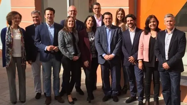 Pelayo y Linares, tercero y cuarta por la derecha