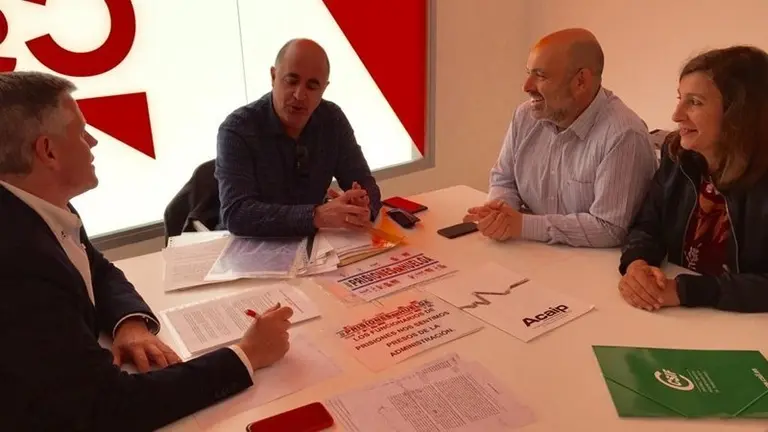 Cano reunido con los representantes sindicales de prisiones