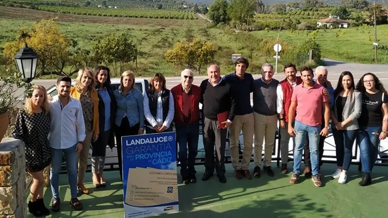 Foto de familia del PP en Jimena con el candidato al Senado, Jos&eacute; Ignacio Landaluce