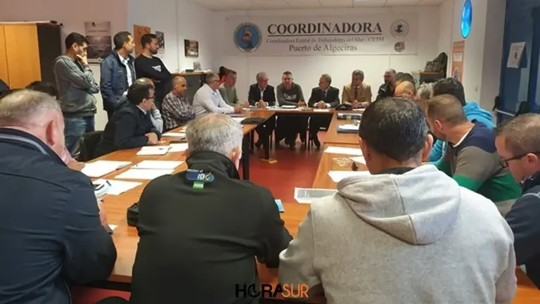 Un momento de la reuni&oacute;n entre De la Encina y representantes de la estiba