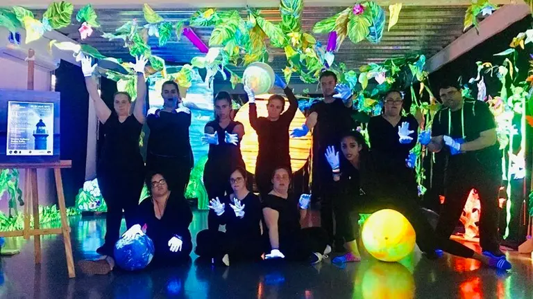 El elenco de artistas de Apadis sobre el escenario