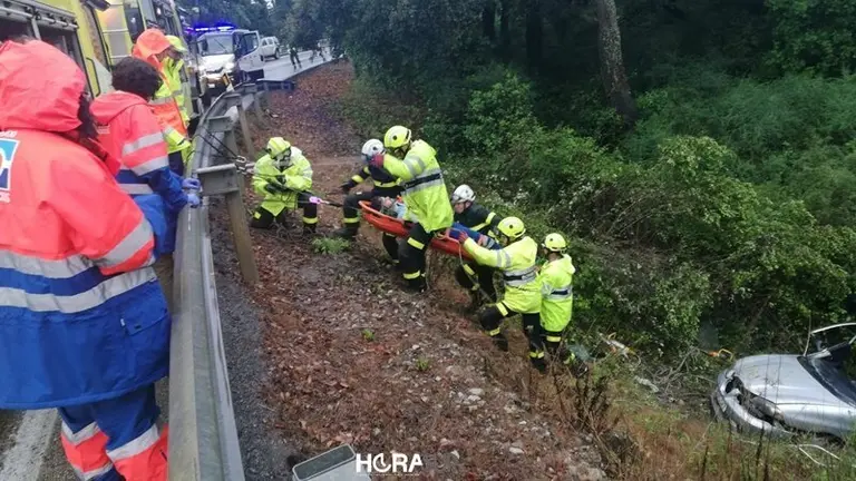 Rescate de uno de los accidentados en la A-405
