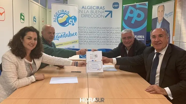 Landaluce recibe el documento de manos de los representantes de la Plataforma