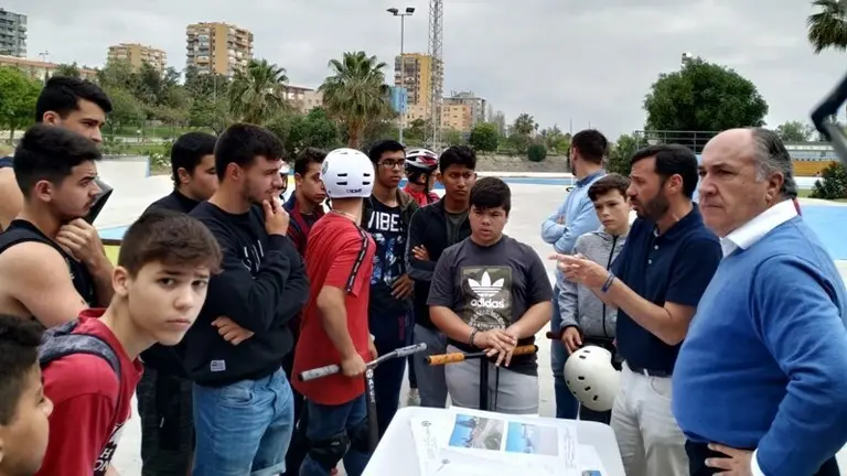 Landaluce y Ros junto a un grupo de j&oacute;venes en el Skate Park