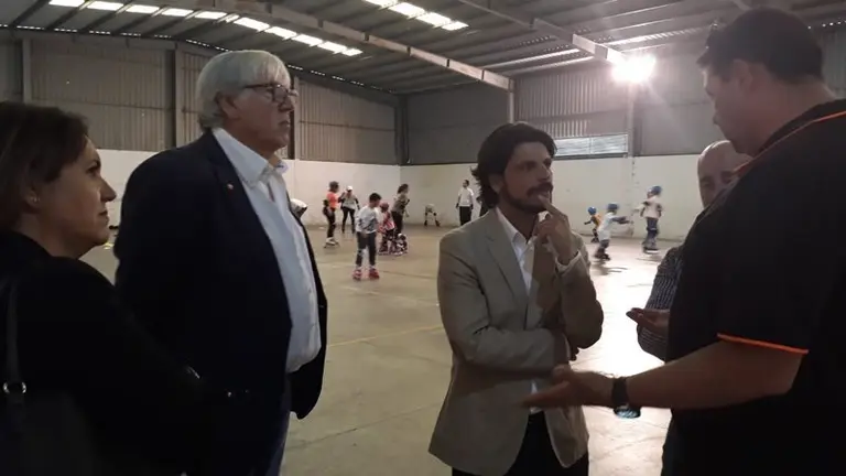 Pelayo habla con Ricardo Ardanaz, responsable del club