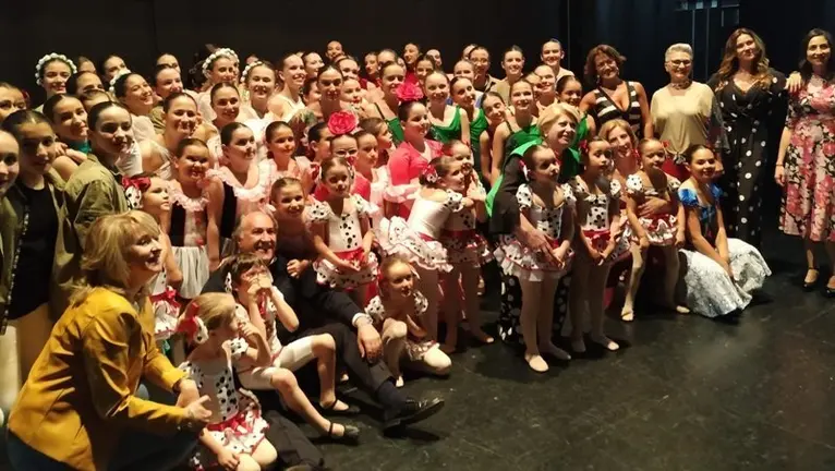 Landaluce, en el centro, junto a Pilar Pintor y los participantes en el festival de Adagio