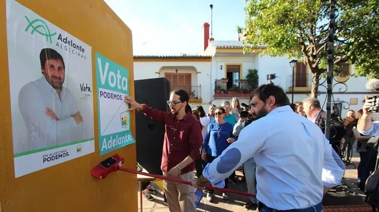 Javi Viso y Alejandro Gallardo realizan la pegada simb&oacute;lica
