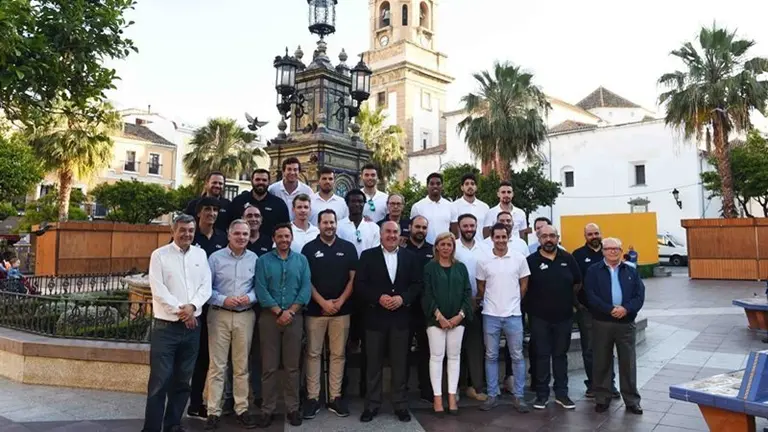 Plantilla y autoridades posan en la Plaza Alta