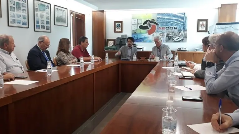 Pelayo junto a los participantes en la reuni&oacute;n con Aecor