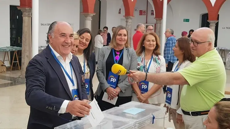 Landaluce vota en su colegio