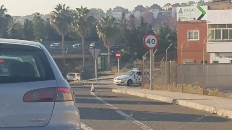 La Polic&iacute;a Local mantiene cortado el acceso a la carretera del Cobre